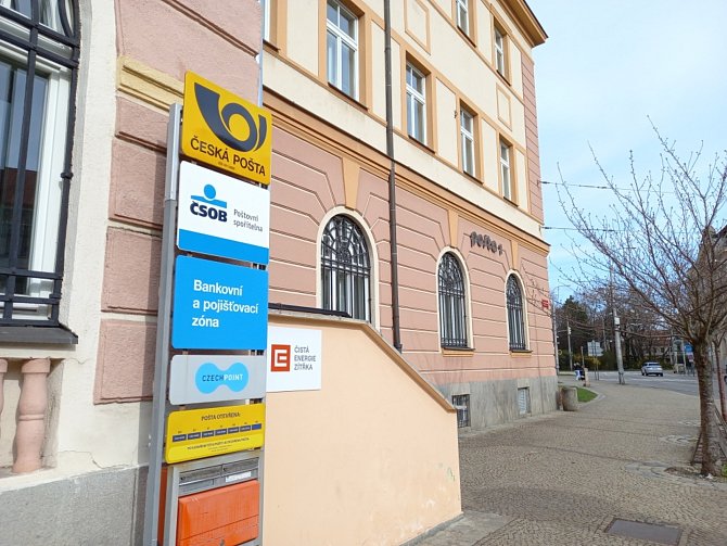 Budova hlavní pošty v Českých Budějovicích na Senovážném náměstí.