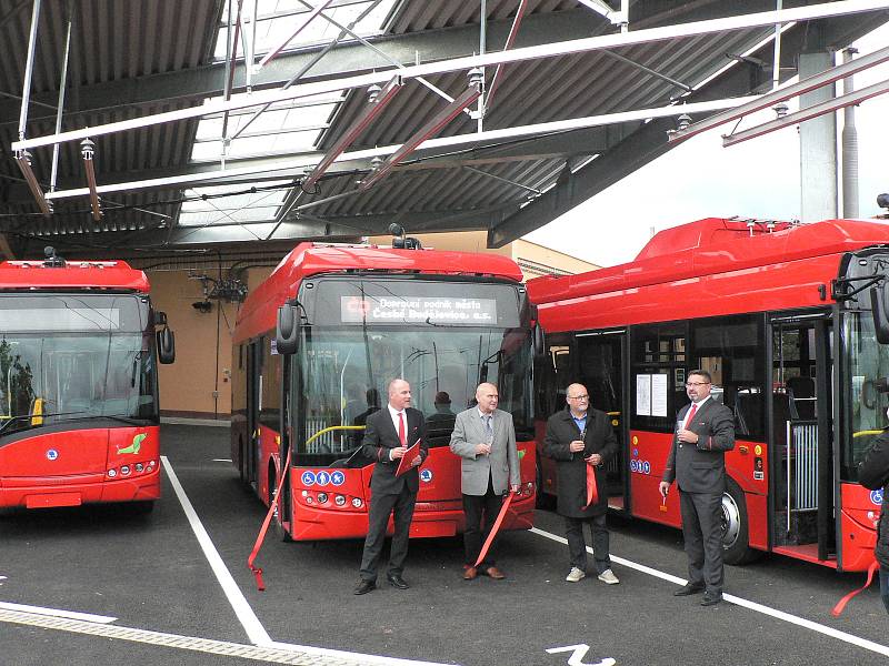 Jedenáct elektrobusů představili ve středu 3. října zástupci budějovického dopravního podniku