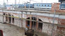 Rekonstrukce nádraží v Českých Budějovicích pokračuje plným tempem.