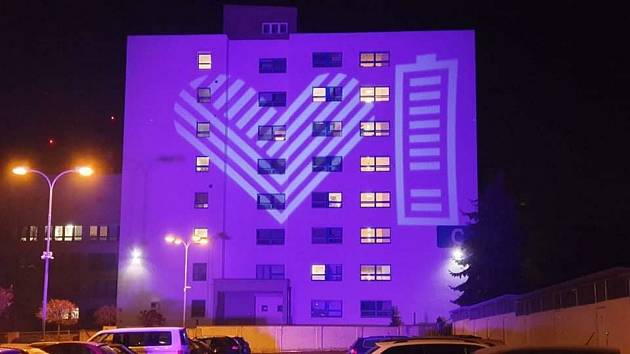 Jako výraz vděku a signál podpory zdravotníkům se ve čtvrtek večer v rámci dobročinné aktivity „Světlo lékařům“ rozsvítila budova Nemocnice České Budějovice.