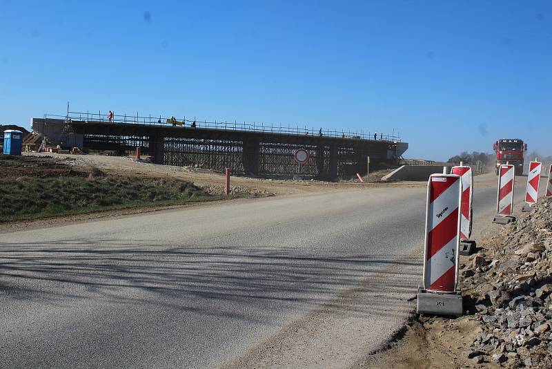 Stavba dálnice v úseku u Dolního Třebonína mezi Dolní a Prostřední Svincí.