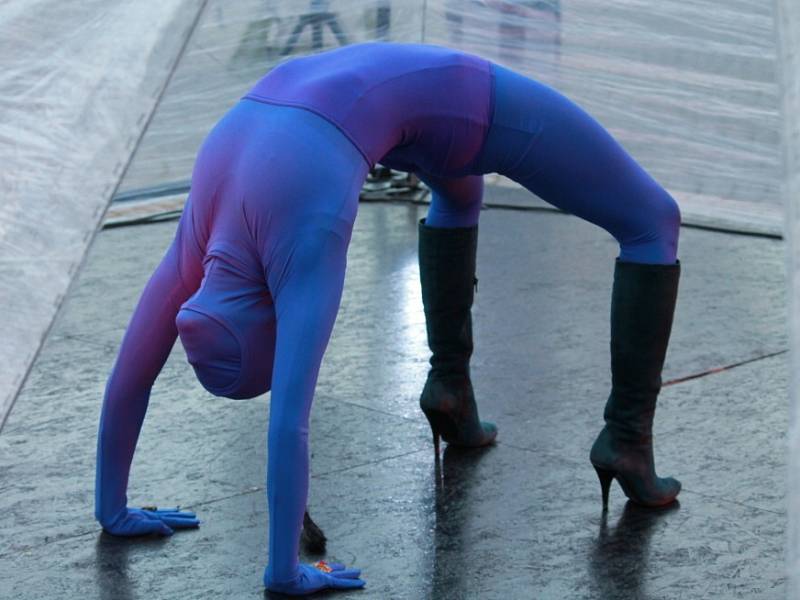 Taneční festival Mimo mísu nabídl 8. listopadu v Českých Budějovicích například experimentální představení Princezna, Princ, Electra.  Na snímku z náměstí Jana Vrána.