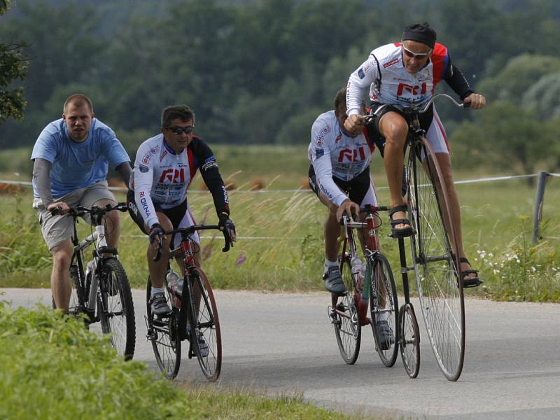 Dvaapadesátiletý jihomoravský jezdec na velocipedu Josef Zimovčák ve středu projel Českými Budějovicemi na své třitisíce kilometrů dlouhé trase napříč Českou republikou. 