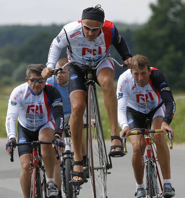 Dvaapadesátiletý jihomoravský jezdec na velocipedu Josef Zimovčák ve středu projel Českými Budějovicemi na své třitisíce kilometrů dlouhé trase napříč Českou republikou. 