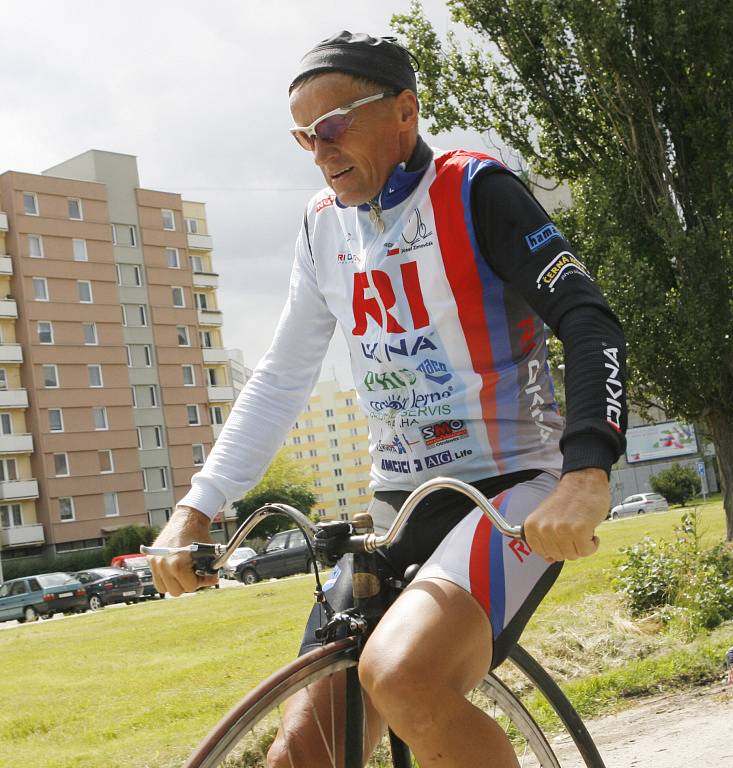 Dvaapadesátiletý jihomoravský jezdec na velocipedu Josef Zimovčák ve středu projel Českými Budějovicemi na své třitisíce kilometrů dlouhé trase napříč Českou republikou. 