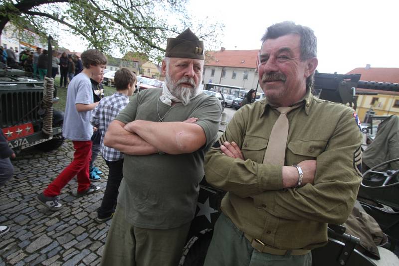 Kolona amerických vojenských vozidel z plzeňského Military Car Clubu.