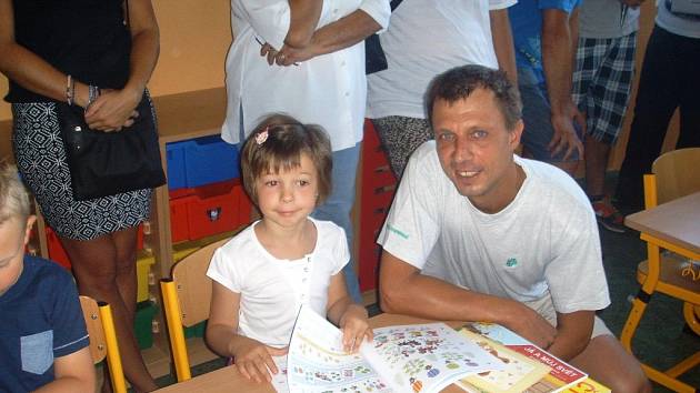 Nina Voltrová vyrazila poprvé do školy. Školní tašku ale měla koupenou už před prázdninami.
