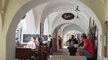 Kavárna Esence na budějovickém hlavním náměstí s předzahrádkou, už v úterý obsazenou.