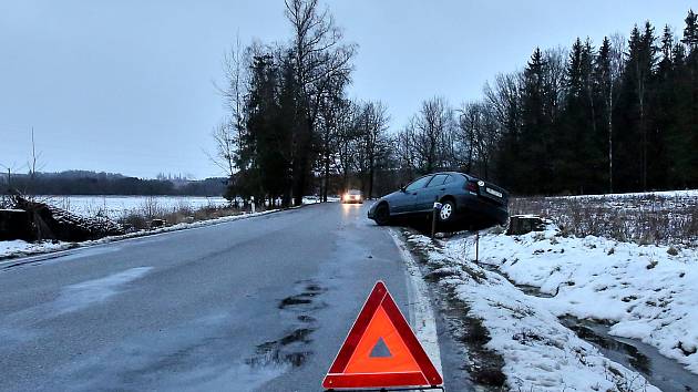 Na trase České Budějovice Plav havarovalo v ranních hodinách osobní auto.