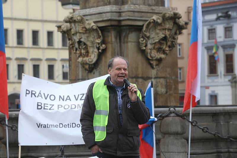 Na českobudějovickém náměstí Přemysla Otakara II. se v sobotu od 14 hodin demonstrovalo proti zpřísněným epidemiologickým opatřením.