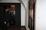 Alšova jihočeská galerie pořádá mimořádně ve Wortnerově domě novou výstavu. Expozice Člověk člověku člověkem končí 8. června.
