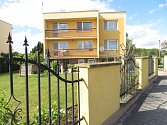 Rodinný dům se zahradou v ulici U Nového rybníka v Soběslavi využijí děti z domova v Radeníně. Ten kupuje dům za 9,36 milionu.