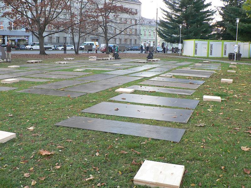 Dva dočasné divadelní objekty vzniknou na budějovickém Mariánském náměstí u příležitosti oslav Jihočeského divadla. Technici je začali stavět 7. 11. 2019.