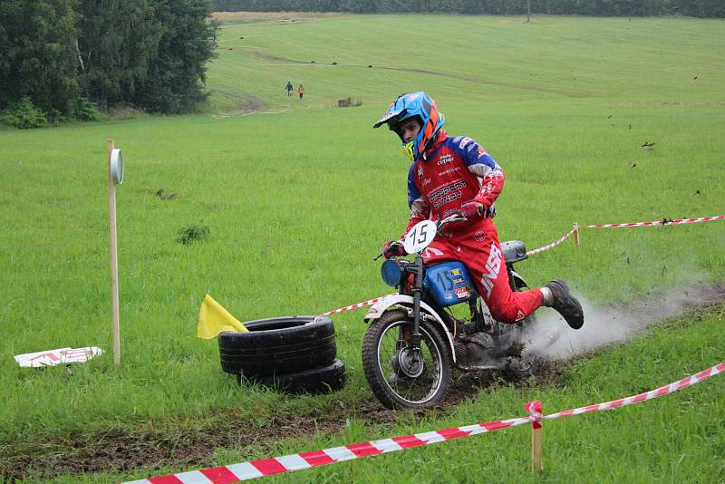 Fichtl cup Florida, terénní závod motocyklů Jawa 50 Pionýr, se jel u Hůrského rybníka u Adamova na Českobudějovicku.