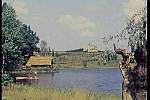 Na dřevěném molu pro pradleny odplouvají Jan Werich a Marie Glázrová. Podle všeho se jedná o Otínský rybník u Jindřichova Hradce. Stavby na pozadí jsou trikové.