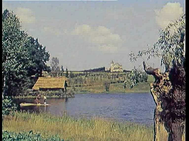 Na dřevěném molu pro pradleny odplouvají Jan Werich a Marie Glázrová. Podle všeho se jedná o Otínský rybník u Jindřichova Hradce. Stavby na pozadí jsou trikové.