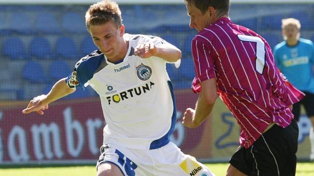 Před týdnem v Liberci fotbalisté Dynama ČB prohráli 0:2 (Petr Benát na snímku z tohoto utkání bojuje o míč s Bořkem Doč〜kalem). Uspěje Dynamo doma s Teplicemi?