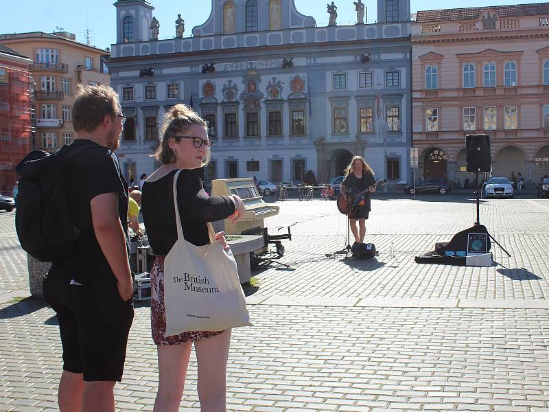 V Českých Budějovicích na Buskers festu vystupuje třeba Gus Ring, který sem přijel až ze Švédska.