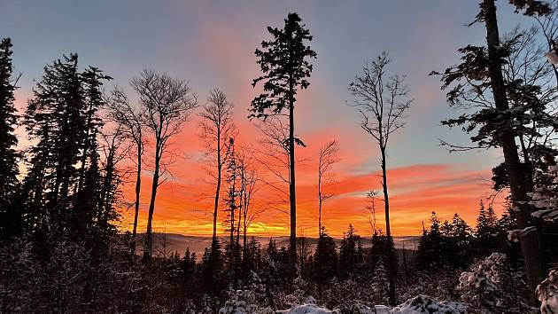 Ve čtvrtek 13. ledna západ slunce zbarvil oblohu do rudožluta. Z vrcholu Bobíku (1264 m n. m.) to byla parádní podívaná.