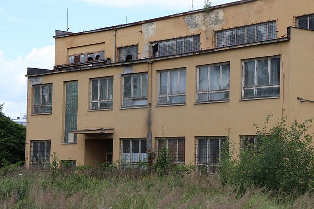 Chátrající budova strojírenského podniku ŠKODA na Okružní ulici v Českých Budějovicích.