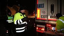 Policisté, kteří kontrolují auta na hraničním přechodu Dolní Dvořiště, zažívají nyní mrazivé noci, kdy teplota padá k minus deseti a ještě níž. Nejhorší pro ně je ledový vítr.