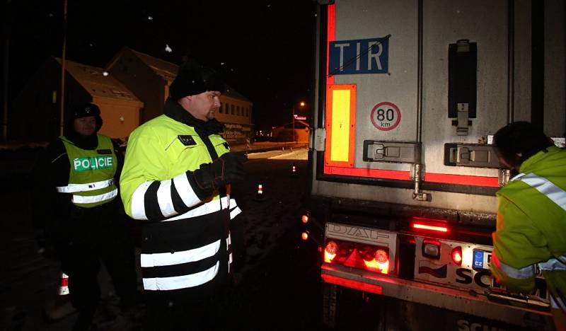 Policisté, kteří kontrolují auta na hraničním přechodu Dolní Dvořiště, zažívají nyní mrazivé noci, kdy teplota padá k minus deseti a ještě níž. Nejhorší pro ně je ledový vítr.