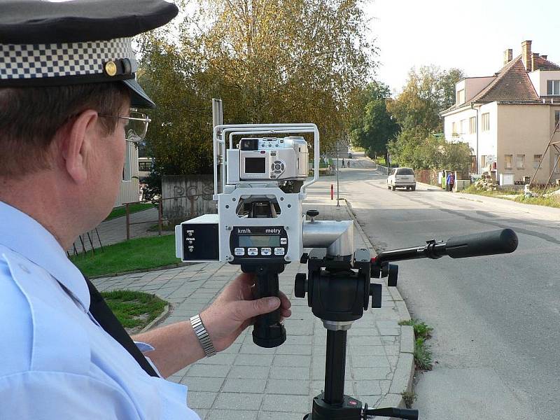 Městská policie v Trhových Svinech kontroluje řidiče s radarem podle novely zákona.
