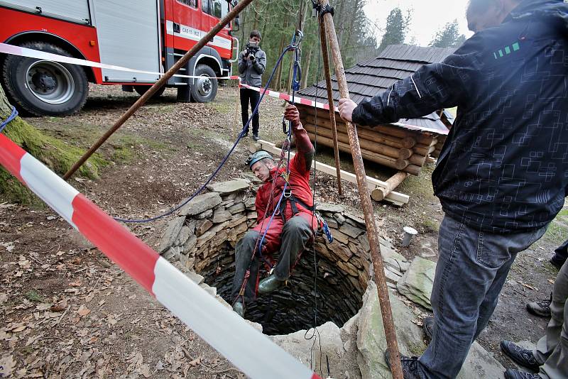 Archeologové spolu s jeskyňáři prozkoumali studnu Mikšova dvoru v Trocnově.