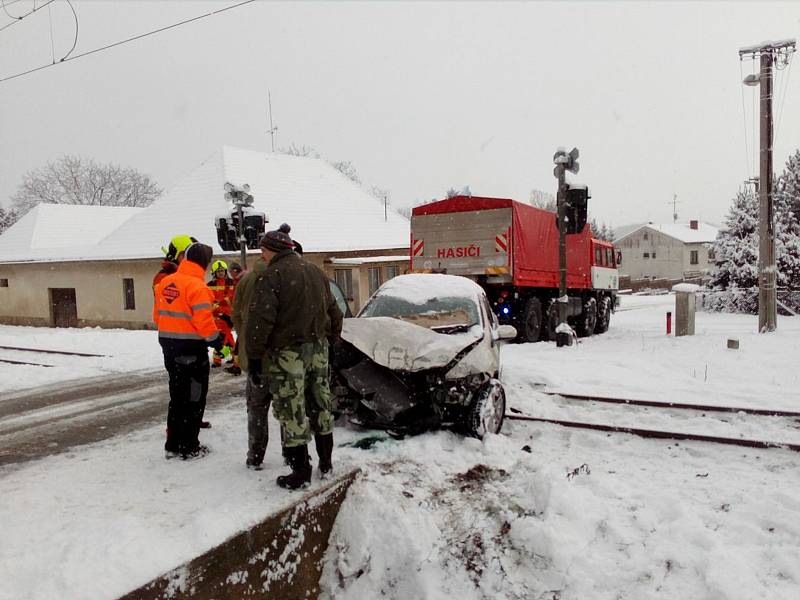 Střet osobního auta s vlakem na přejezdu v Kamenném Újezdu v 2018.