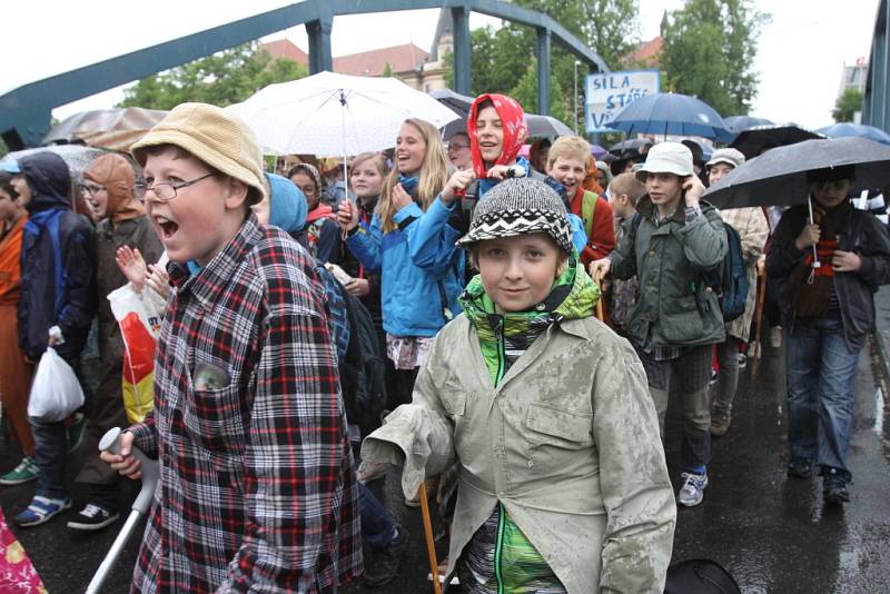 Více než tři tisíce studentů českobudějovických středních a vysokých škol v pátek prošly centrem města.