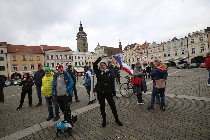 Na českobudějovickém náměstí Přemysla Otakara II. se v sobotu od 14 hodin demonstrovalo proti zpřísněným epidemiologickým opatřením.