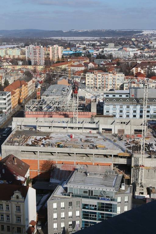 Zvětšené a modernější obchodní centrum na budějovické Pražské třídě se otevře koncem října.