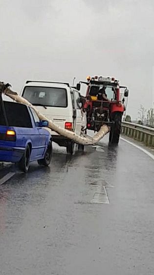 Kazisvěti řezali sousedům májku při transportu.