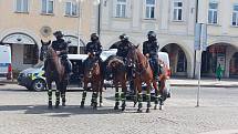 Fanoušky Baníku přivítala v Budějovicích na nádraží policie.