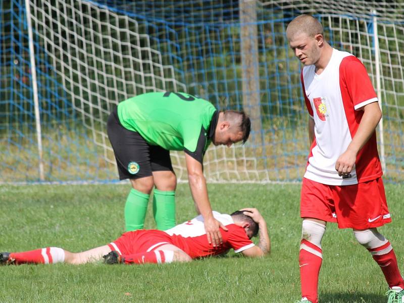 Sokol Neplachov (v zeleném) na hřišti v Drahotěšicích dotahoval, s rezervou Olešníka - Temelínem nakonec remizoval 2:2. 