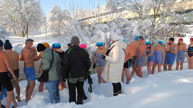 Otužilci se nořili do zimní Malše pro dobrou věc, na pomoc lidem s roztroušenou sklerózou, pořádala českobudějovická Roska.