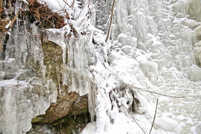 O víkendu proudily do Terčina údolí davy turistů, kteří se chtěli pokochat pohledem na zamrzlý vodopád.