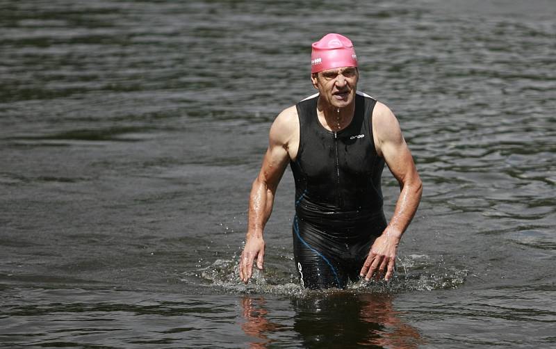 Xterra Czech World cup Prachatice 2013.  Vladimír Barták (67 let) opouštěl Křišťanovický rybník mezi posledními, ale na kole a v běhu zúročil bohaté zkušenosti a v kategorii Easy dojel na 21. místě.