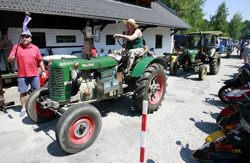 Obec Jílovice a Veteran Garage Roděj Ambrož pořádali 27. července Skútr fest. Setkání skútrů dopravázela výstava a spanilá jízda traktorů. 