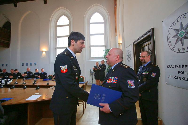 Jihočeští policisté přijali do svých řad devět nováčků a vyznamenali obzvlášť záslužné činy.