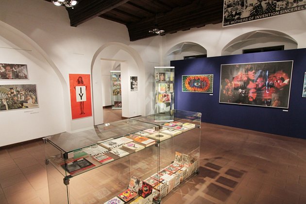 Výstava Psychedelia nabízí do 28. června v Alšově jihočeské galerii psychedelické plakáty ze San Franciska, rockové plakáty české i zahraniční, obaly LP, časopisy a knihy. Asi 1000 exponátů, nasbíral je Zdenek Primus a mapují beatovou kulturu let 1962-72.