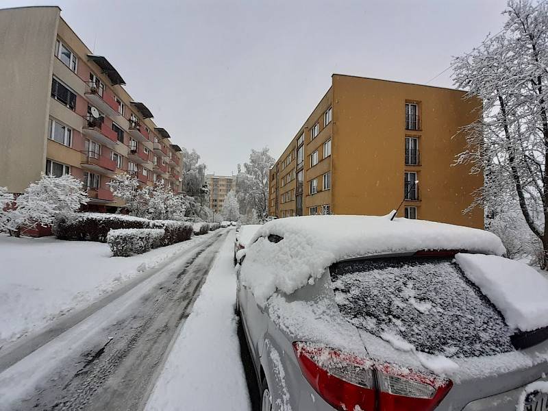 Jižní Čechy jsou pod sněhem. To platí i pro silnice v neděli ráno v Českém Krumlově.
