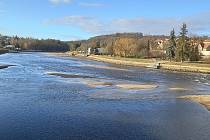 Řeka Vltava v Týně nad Vltavou byla v únoru vypuštěná jako rybník, hrozila povodeň na Lužnici.