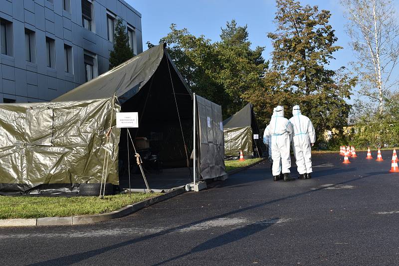 Ve středu vhazovali lístky do volebních uren z aut řidiči, kteří onemocněli covid-19 nebo jsou v karanténě. Na snímku je drive-in stanoviště pro okres České Budějovice v areálu Správy a údržby silnic Jihočeského kraje v Českých Budějovicích.