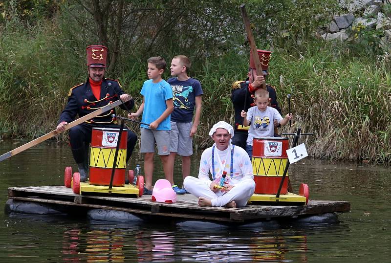 Plavská Benátská noc se musela obejít bez ohňostroje. Vynahradila to nápaditá plavidla a veselé masky