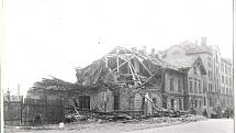 Po náletech v březnu 1945 zůstalo v Českých Budějovicích mnoho zmařených životů a zničených domů. Na snímku vlakové nádraží.