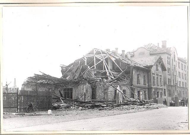 Po náletech v březnu 1945 zůstalo v Českých Budějovicích mnoho zmařených životů a zničených domů. Na snímku vlakové nádraží.