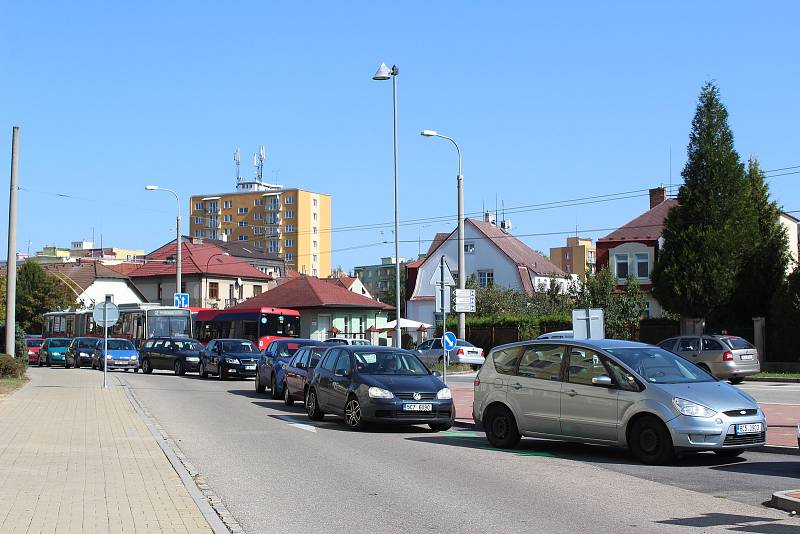 V okolí hlavního parkoviště českobudějovické nemocnice v pondělí kolabovala doprava, neboť zde lidé v kolonách čekali na testování na koronavirus.