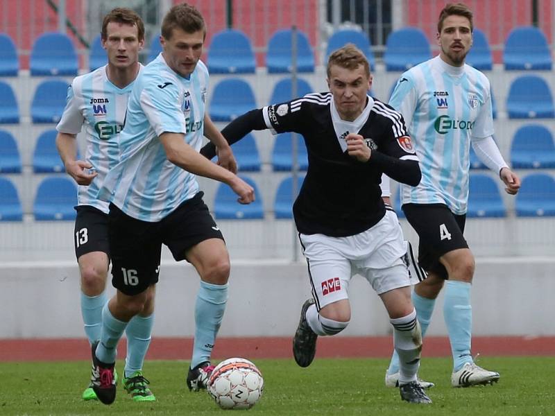 Jiří Mareš v Ústí bojuje s domácím Michalem Zemanem, v pozadí Lukáš Vaněk a Antonín Křapka: Ústí - Dynamo ve II. lize 0:3!