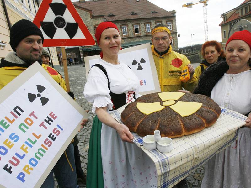 Demonstrace proti Temelínu na Hluboké.